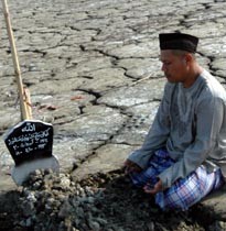 Usai Salat Id, Korban Lumpur Tabur Bunga di Bekas Makam